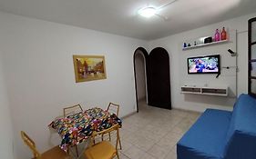 Apto 11 tipo Casa 2Q Todo Seu Não divide com ninguém Completo Ar Cond Fogão Geladeira etc Centro Praia da Costa